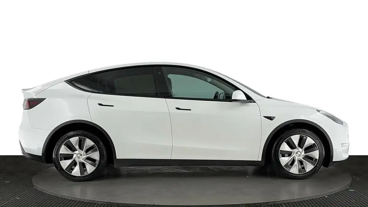 2022-tesla-model-y-e-long-range-big-2
