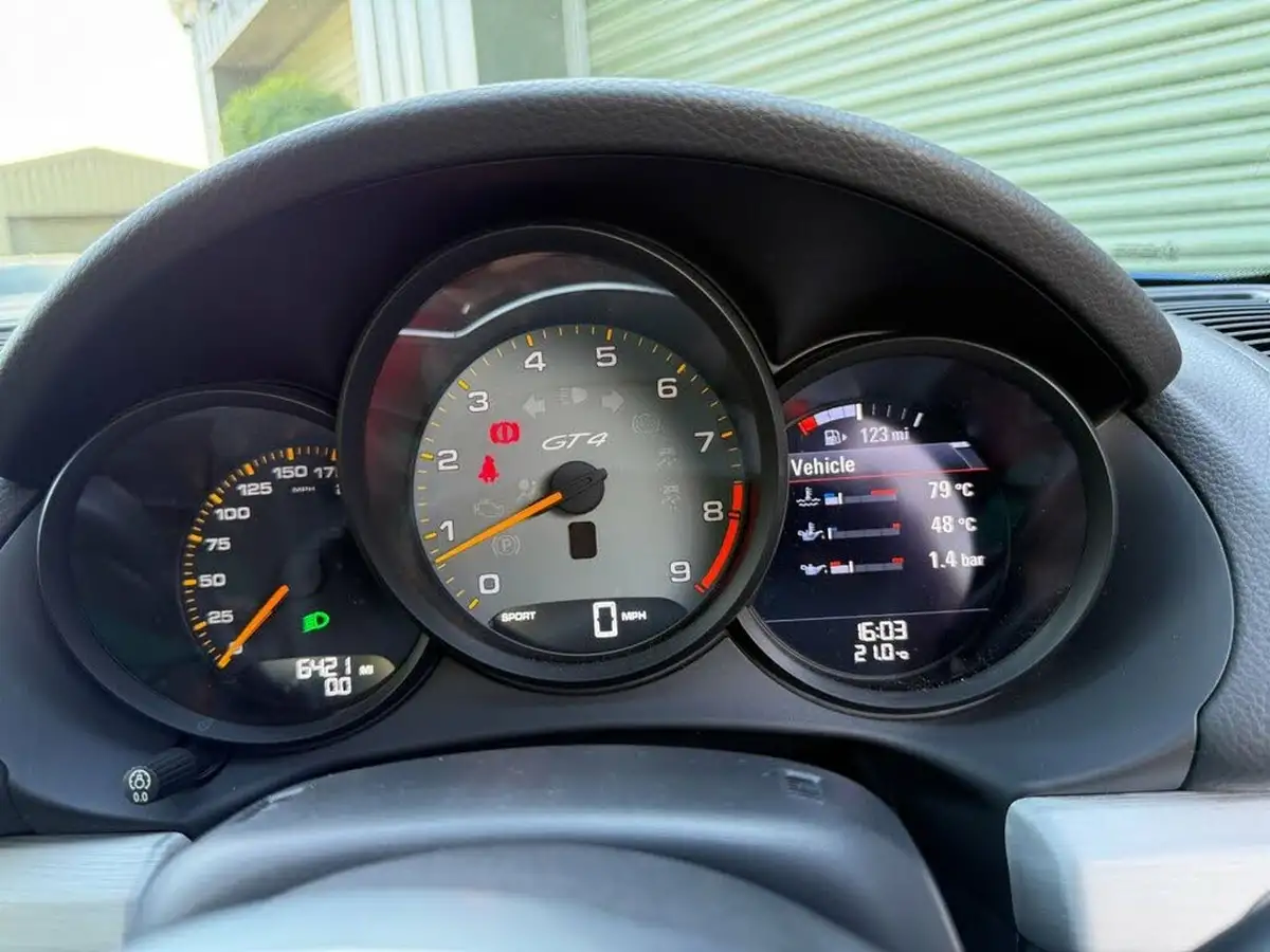 2016-porsche-cayman-38-gt4-big-44
