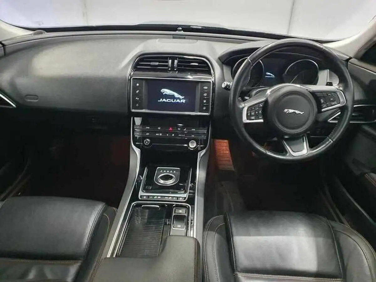 2018-jaguar-xe-20i-prestige-200ps-1999cc-big-10