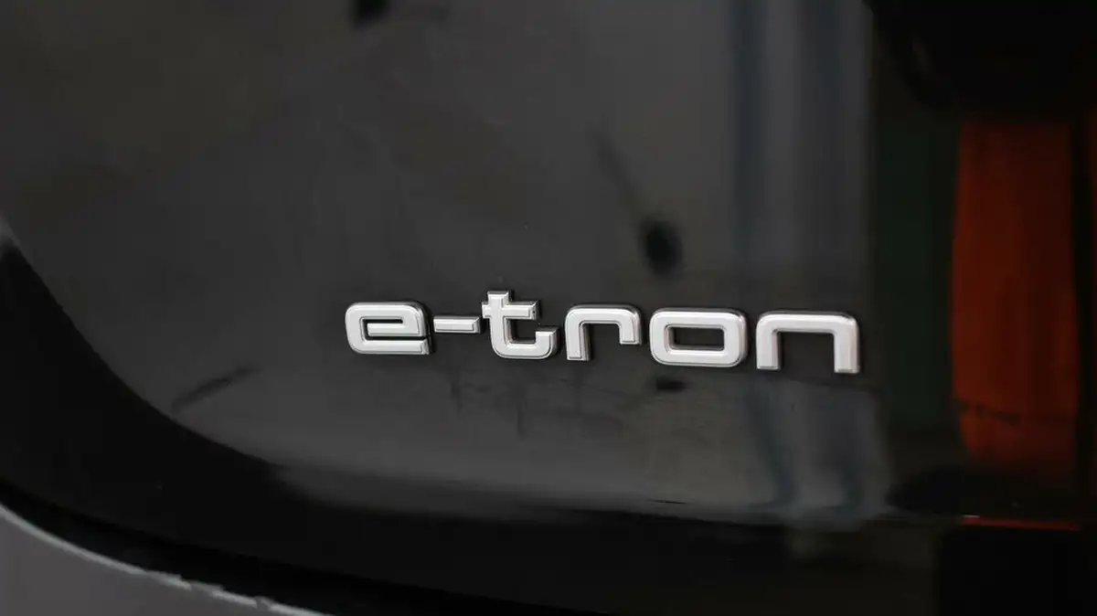 2021-audi-e-tron-50e-technik-station-wagon-big-20
