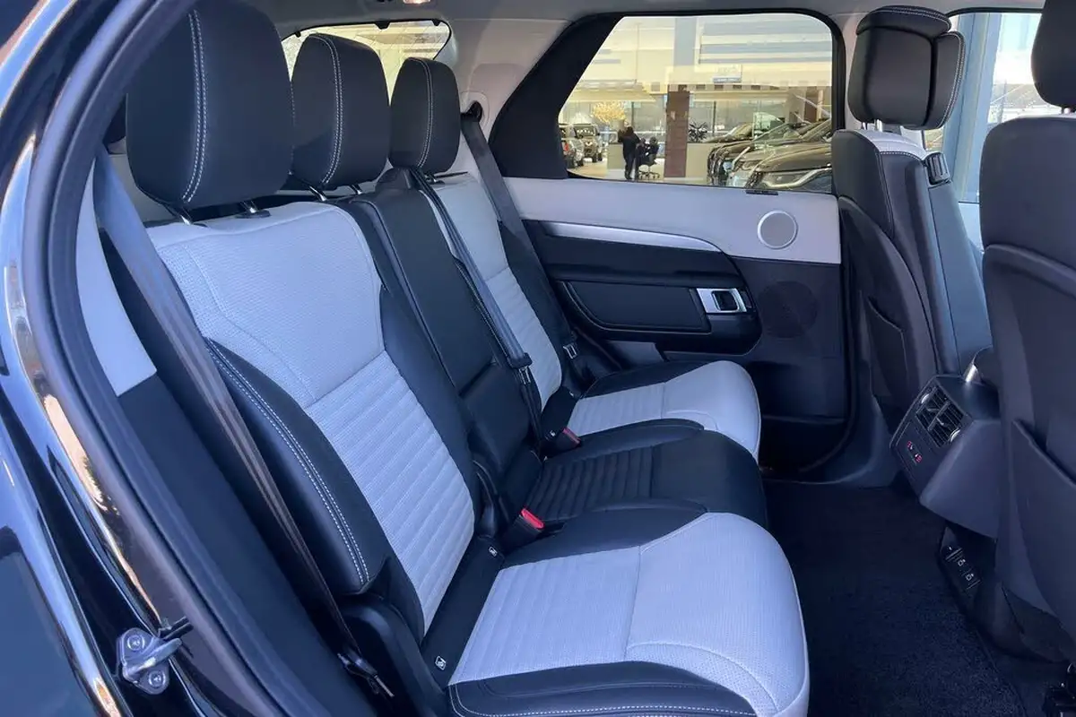 2024-land-rover-discovery-30-d350-dynamic-hse-big-36