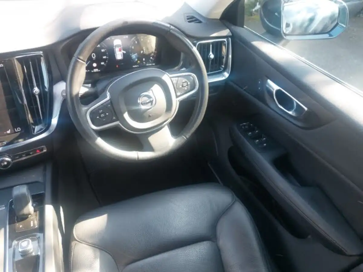 2021-volvo-v60-20-b3-momentum-161bhp-big-9