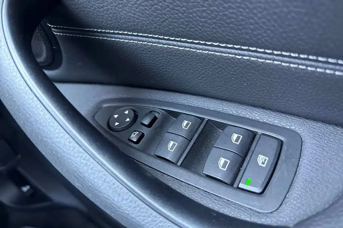 2021-bmw-x1-20-sdrive20i-xline-big-24