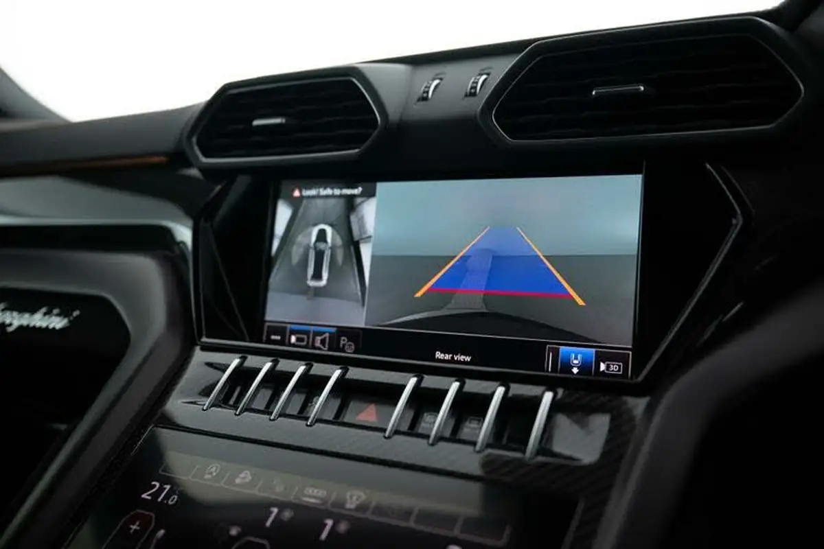2023-lamborghini-urus-40-no-trim-big-11