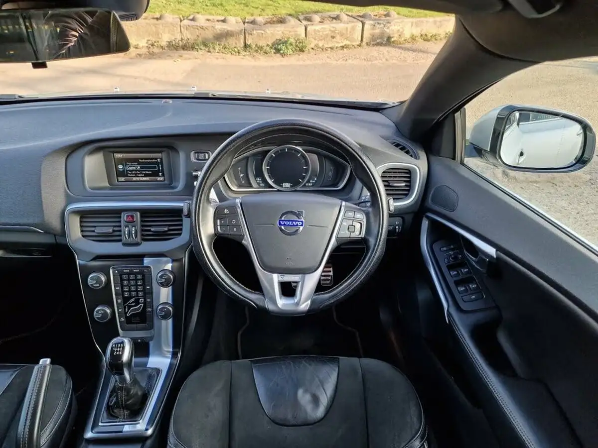 2014-volvo-v40-16td-d2-r-design-big-9