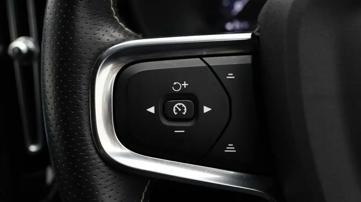 2020-volvo-xc40-15-t3-r-design-big-20