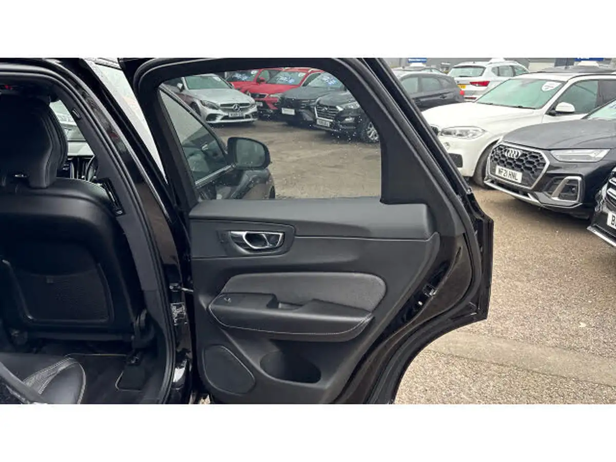 2020-volvo-xc60-20-b5-r-design-big-64