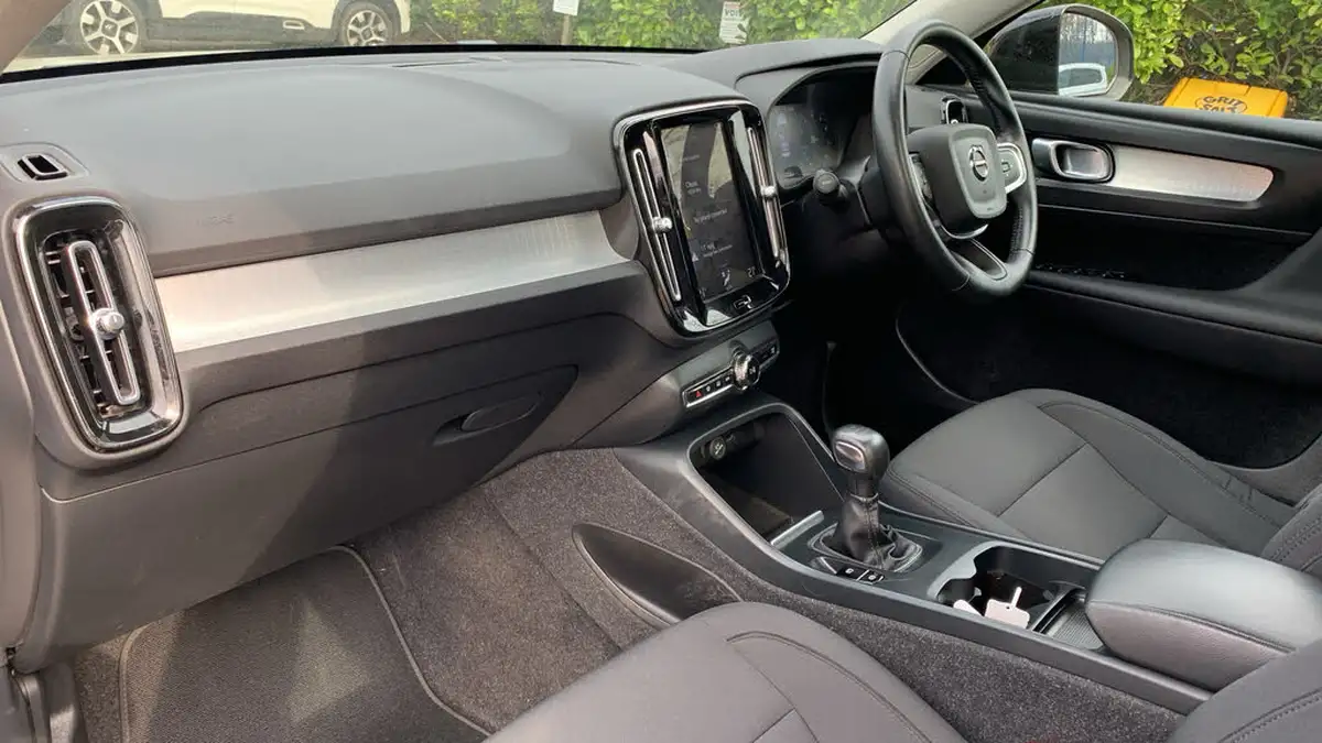 2021-volvo-xc40-15-t3-momentum-161bhp-big-11