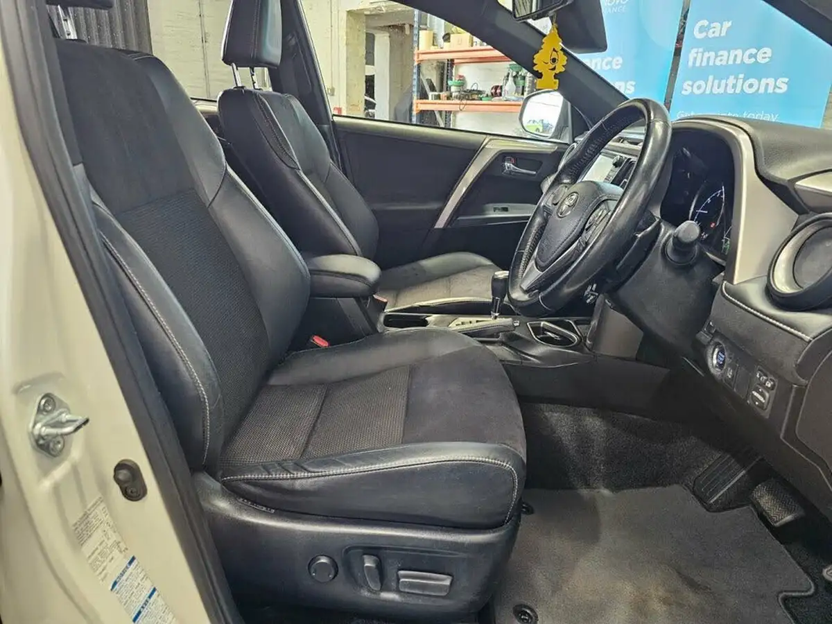 2018-toyota-rav4-20-design-awd-big-8