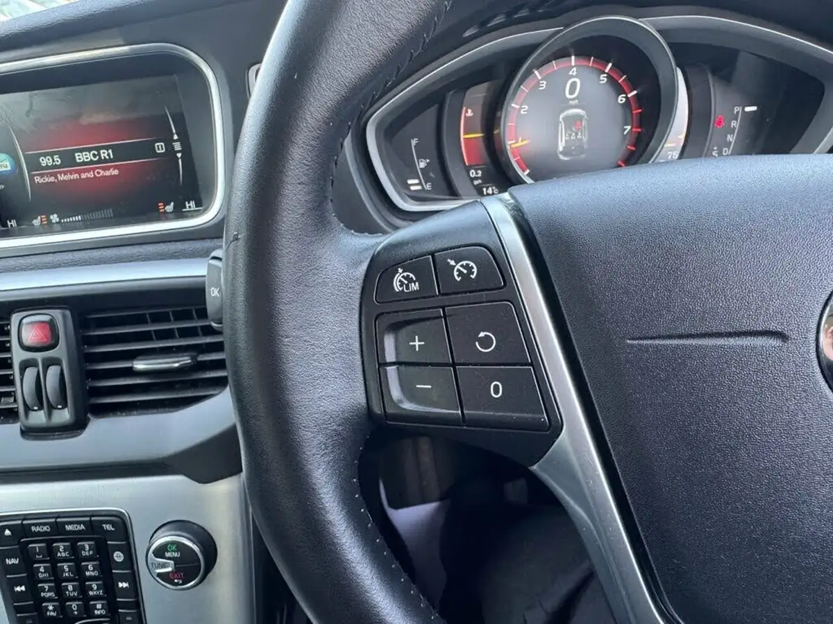 2016-volvo-v40-15-t2-inscription-big-15