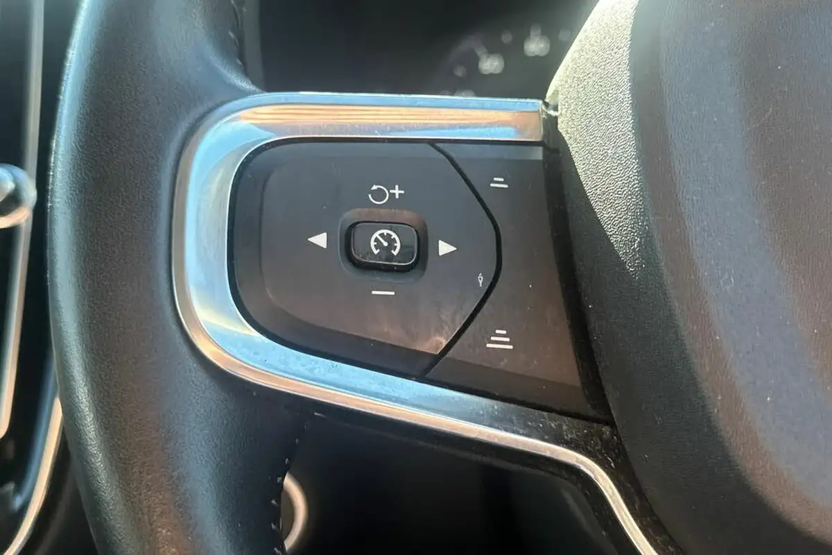 2020-volvo-xc40-20td-d3-momentum-big-10