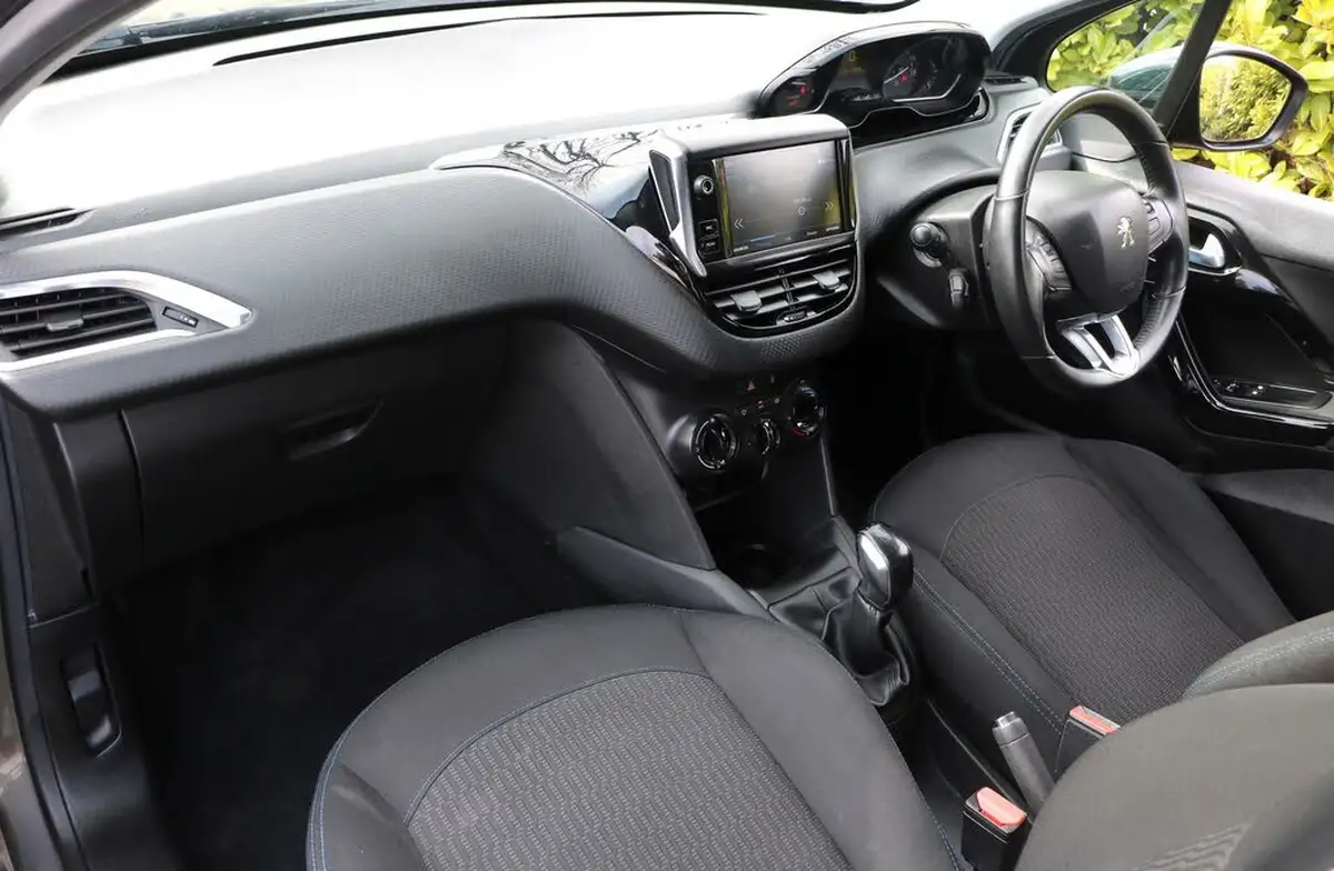 2019-peugeot-208-15-bluehdi-signature-big-14