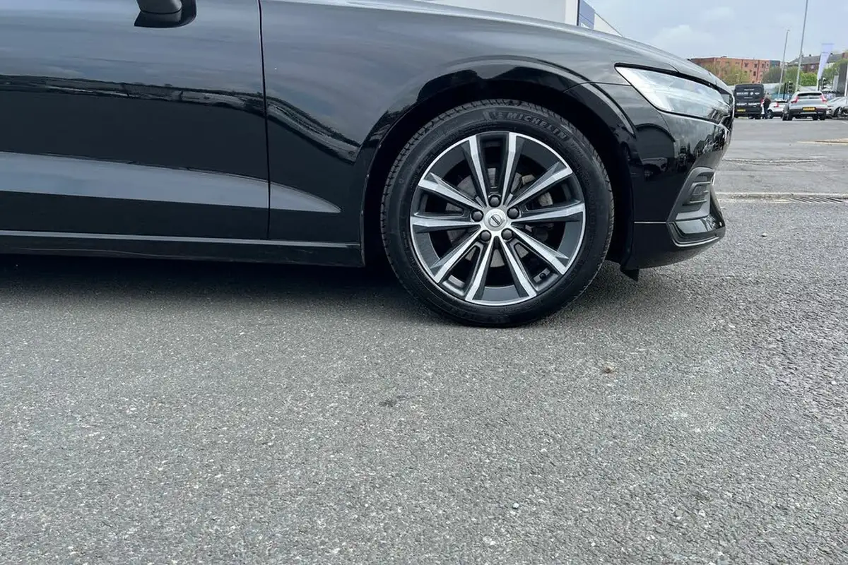 2022-volvo-v60-20-b3-momentum-161bhp-big-4