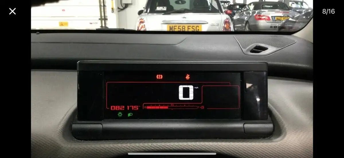 2015-citroen-c4-cactus-16bluehdi-flair-big-8