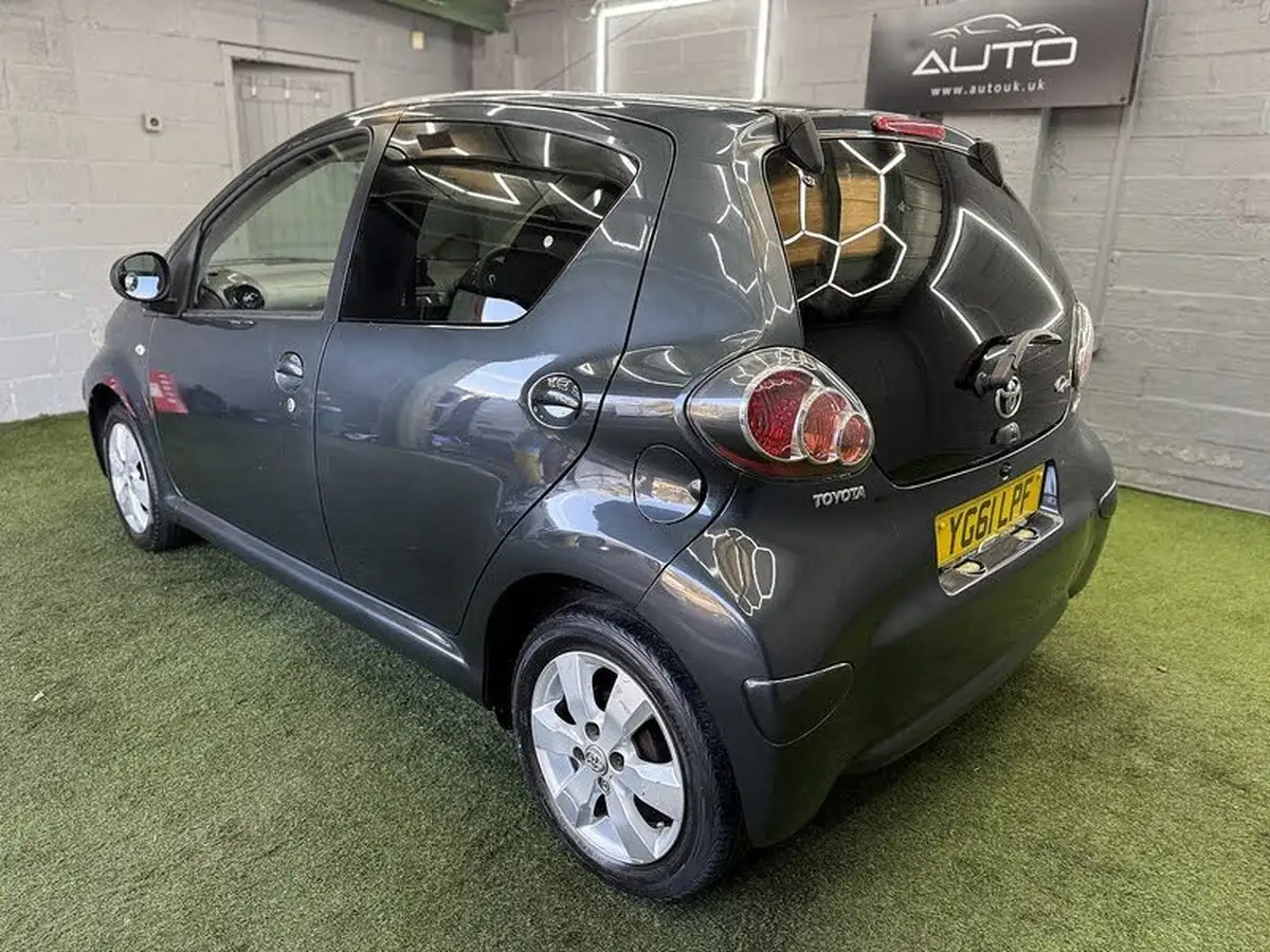 2011-toyota-aygo-10-aygo-go-vvt-i-5d-big-5