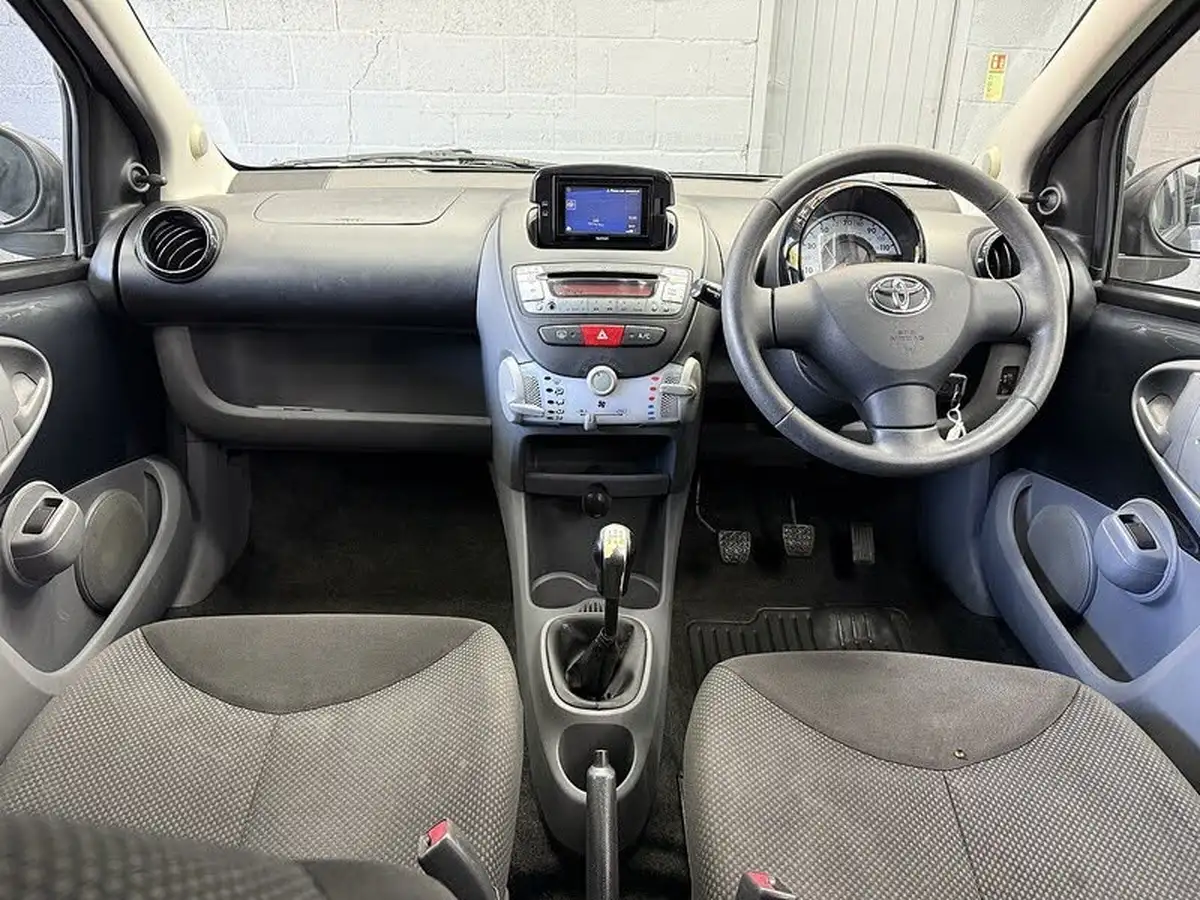 2011-toyota-aygo-10-aygo-go-vvt-i-5d-big-29