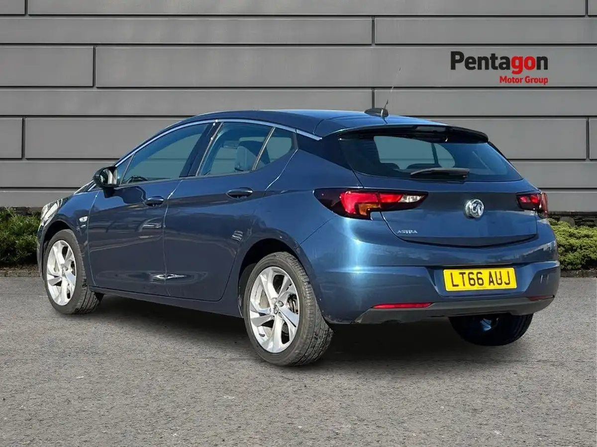 2016-vauxhall-astra-14i-sri-hatchback-big-1