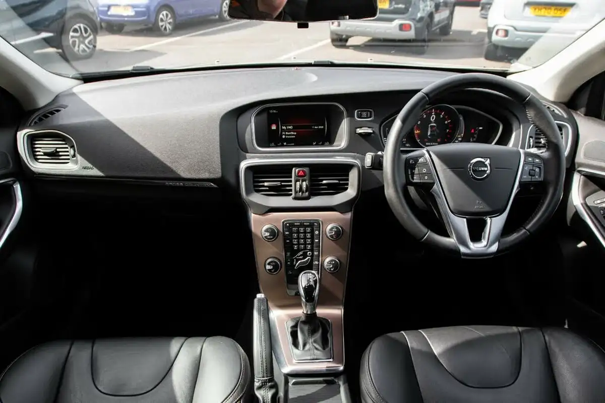 2016-volvo-v40-15-t3-cross-country-pro-big-3