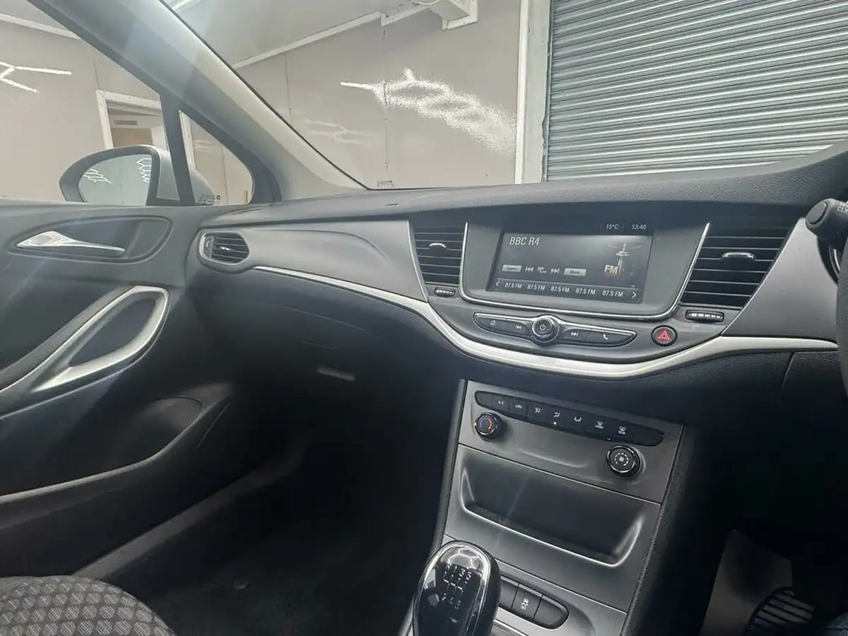 2017-vauxhall-astra-16cdti-design-110ps-hatchback-big-25