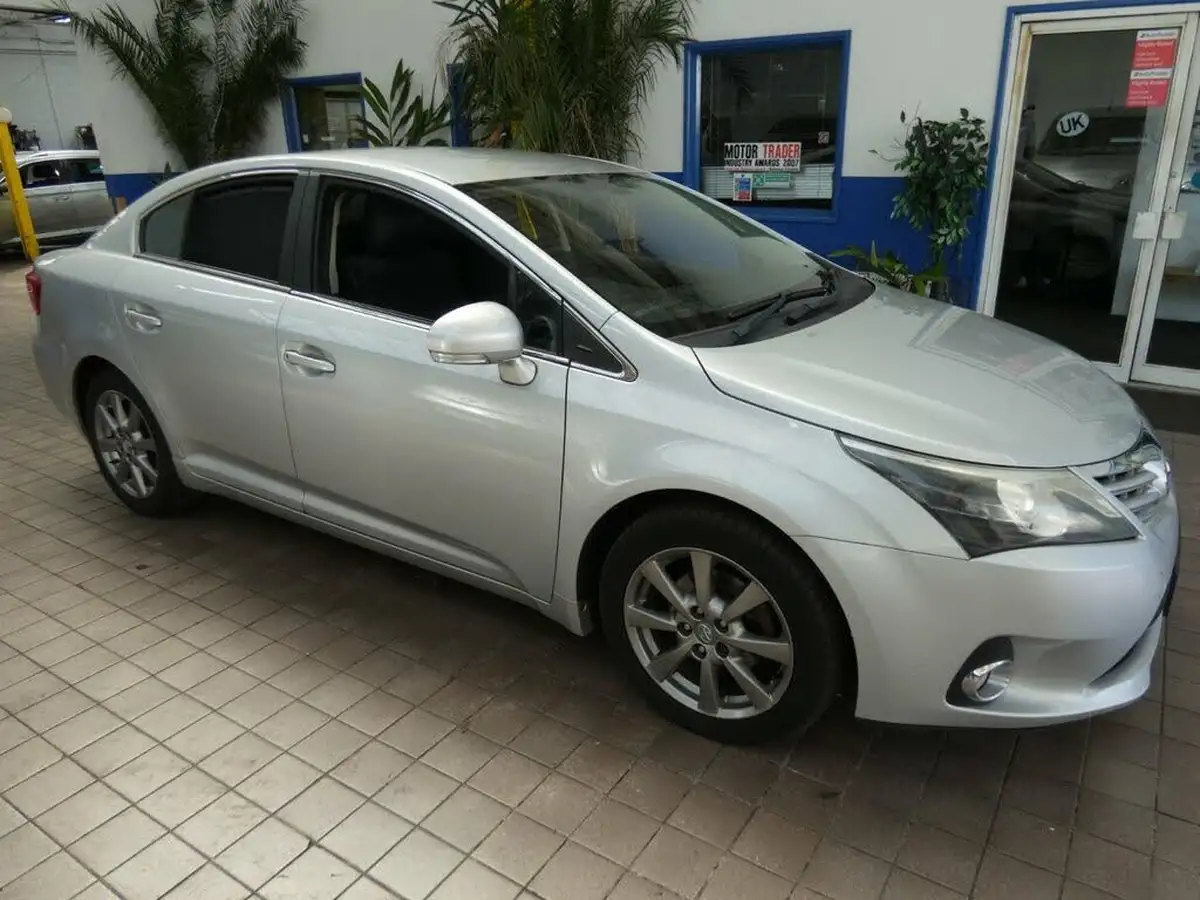 2012-toyota-avensis-20td-t4-saloon-4d-big-28