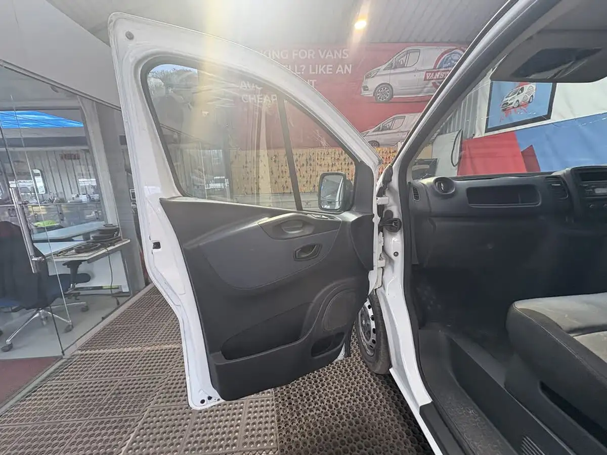 2015-vauxhall-vivaro-16cdti-2900-l2h1-115ps-refrigerated-van-big-6