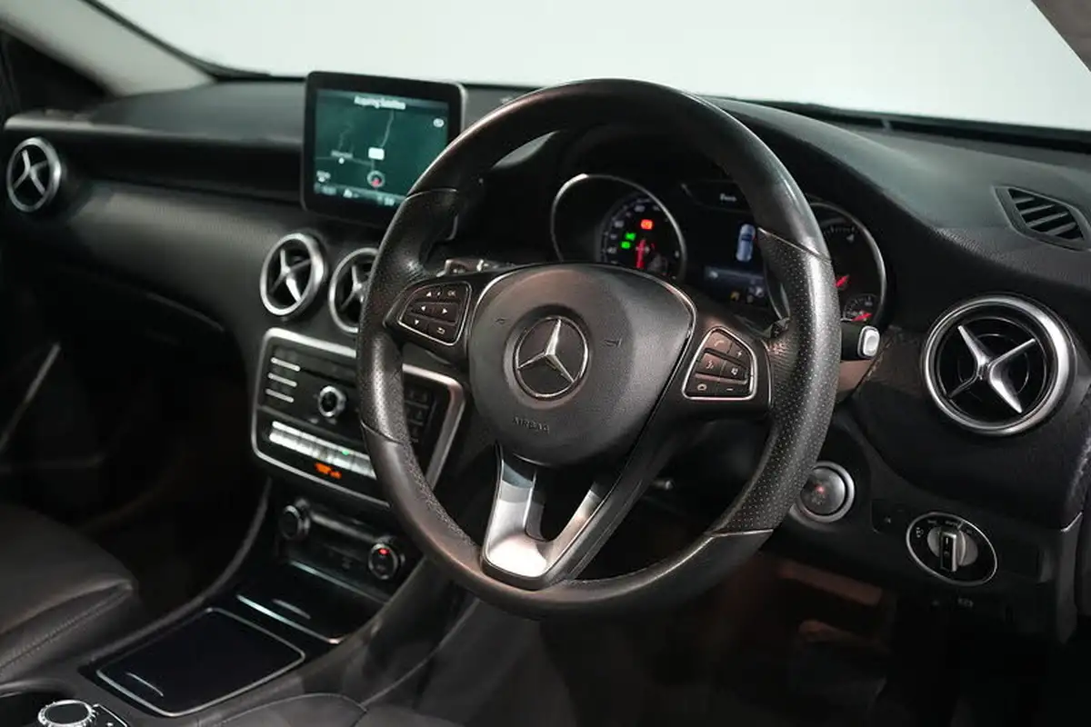 2017-mercedes-benz-a-class-15d-a180d-sport-premiumss-7g-dct-big-13