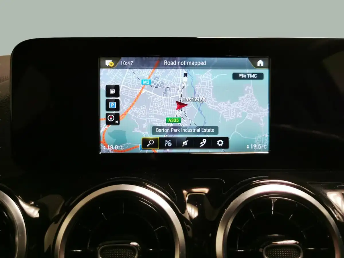 2021-mercedes-benz-gla-class-13-gla-200-amg-line-big-3