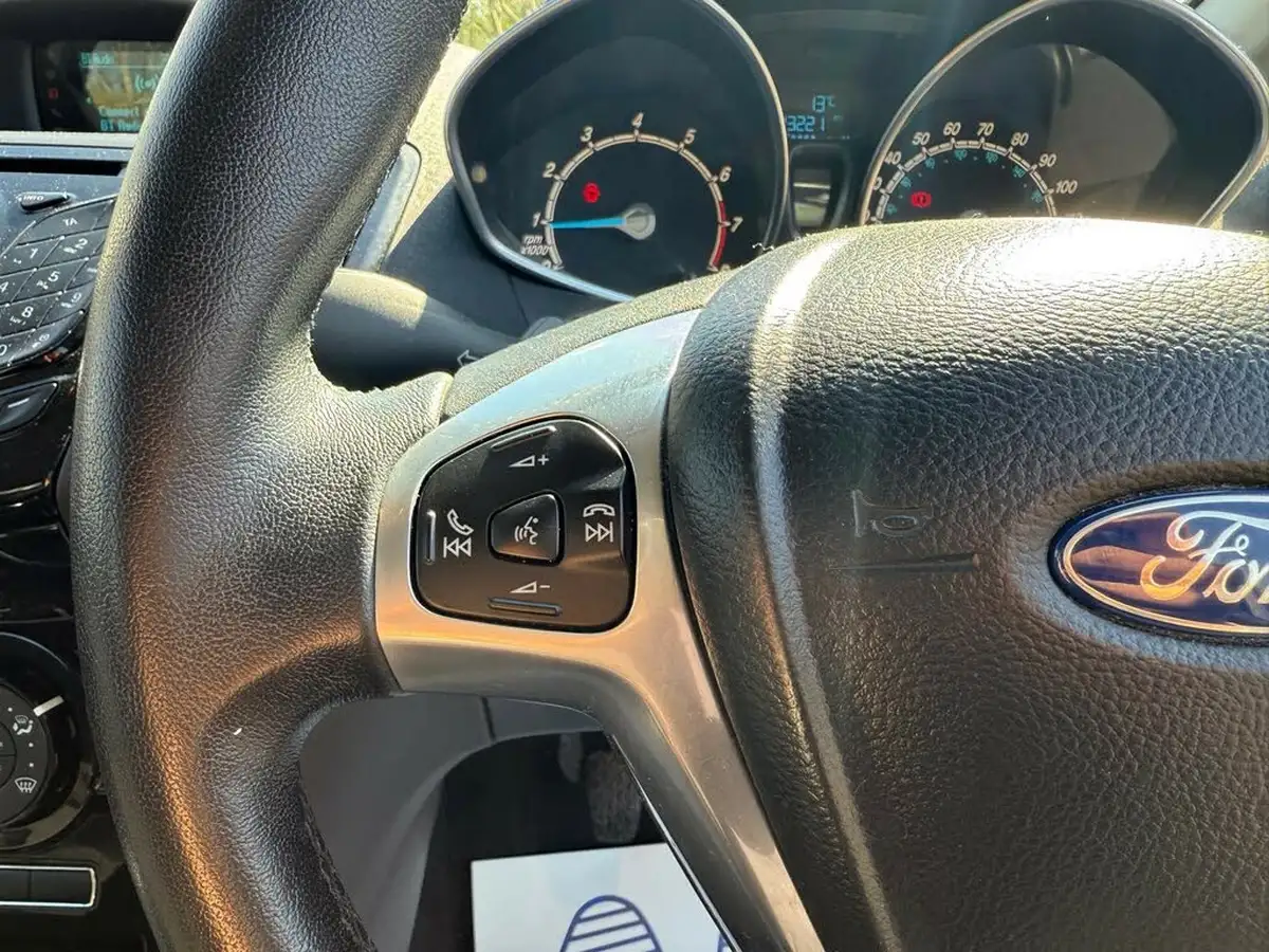 2014-ford-fiesta-10-zetec-100ps-ecoboost-ss-5d-big-17