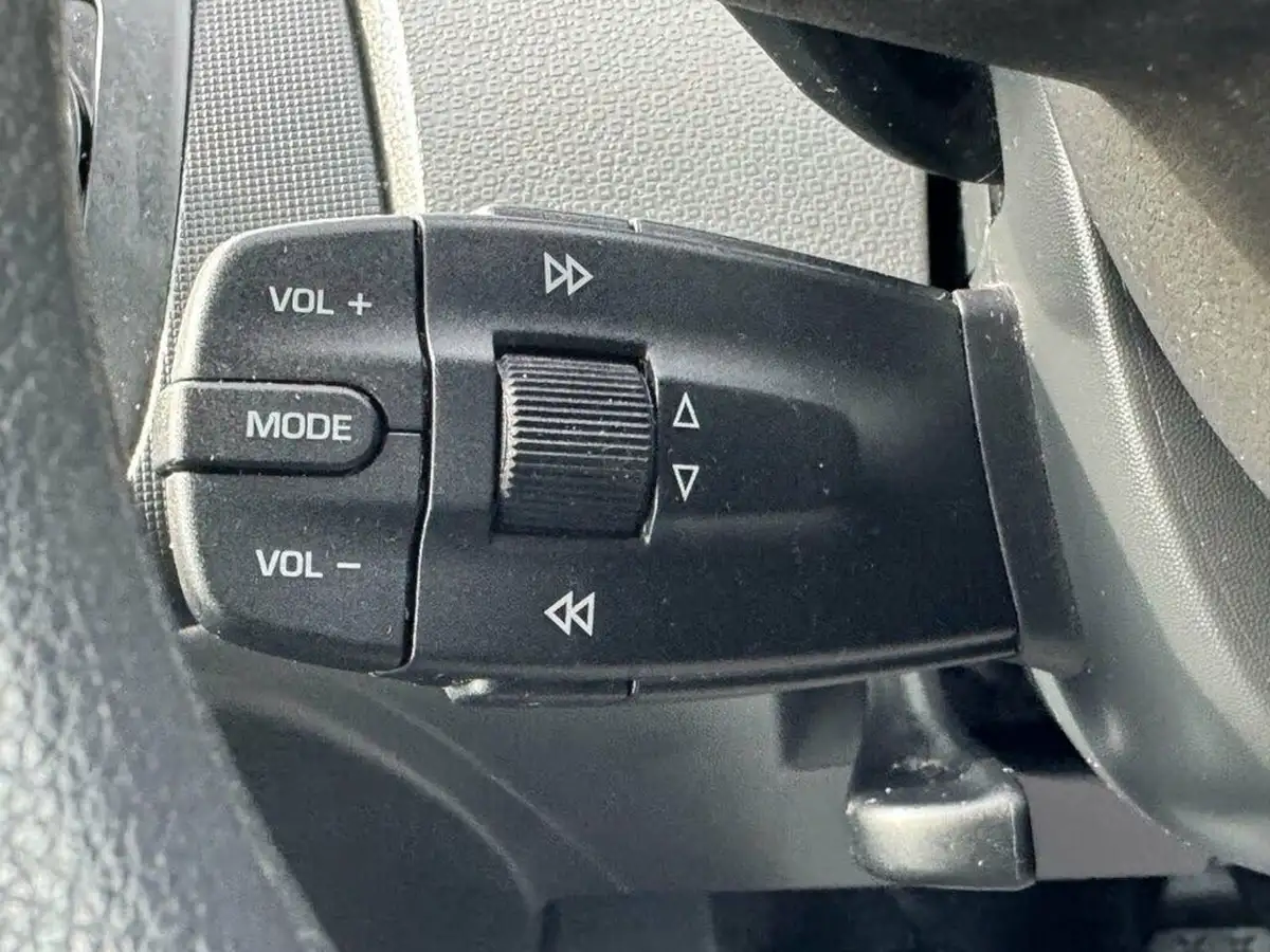 2010-seat-ibiza-14-se-85-sportcoupe-hatchback-3d-big-21