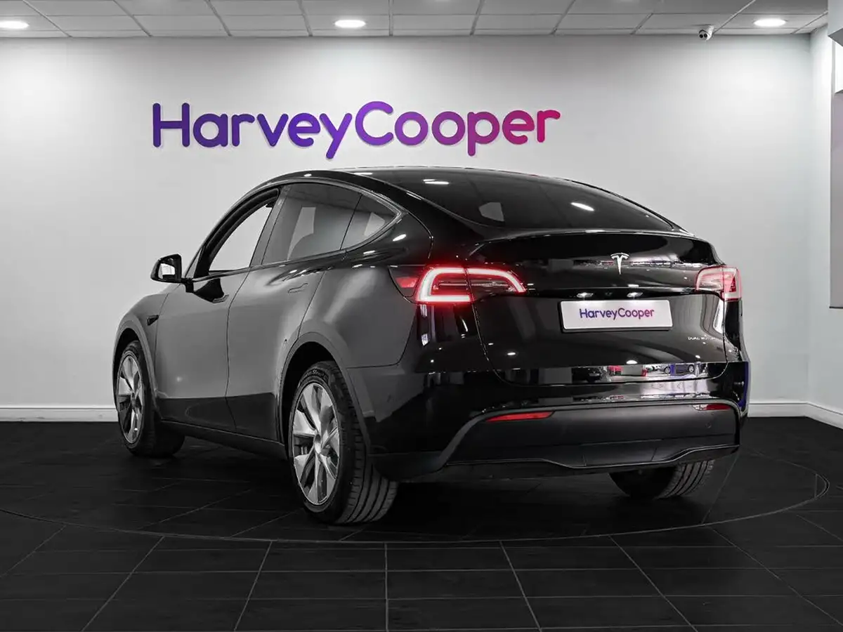 2022-tesla-model-y-e-long-range-big-5