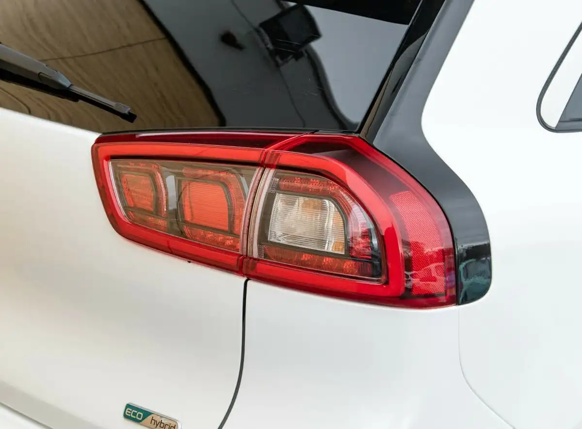 2017-kia-niro-16-gdi-first-edition-big-9
