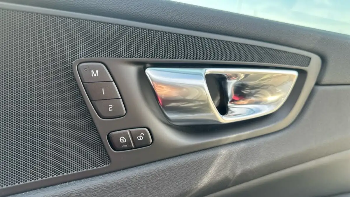 2021-volvo-xc60-20-b5-inscription-big-36