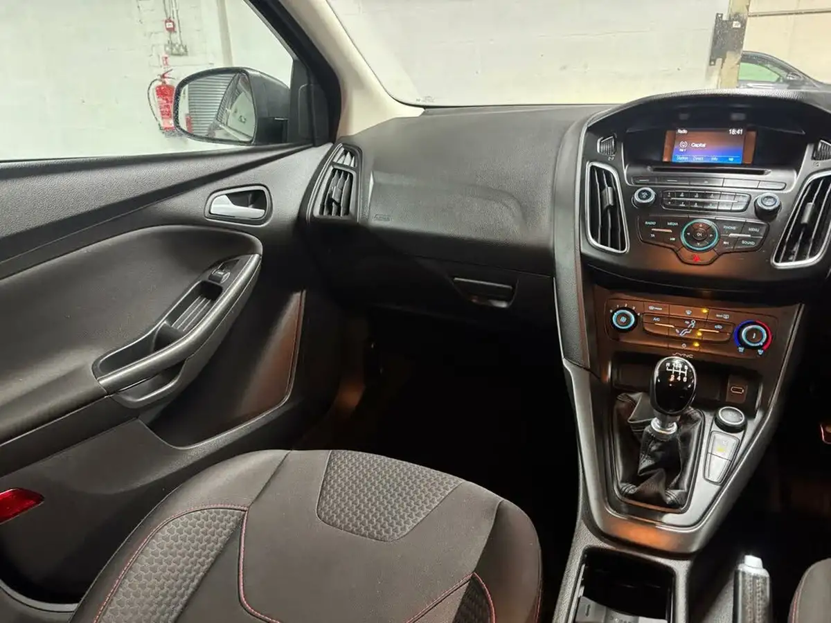 2015-ford-focus-16tdci-zetec-s-hatchback-big-23