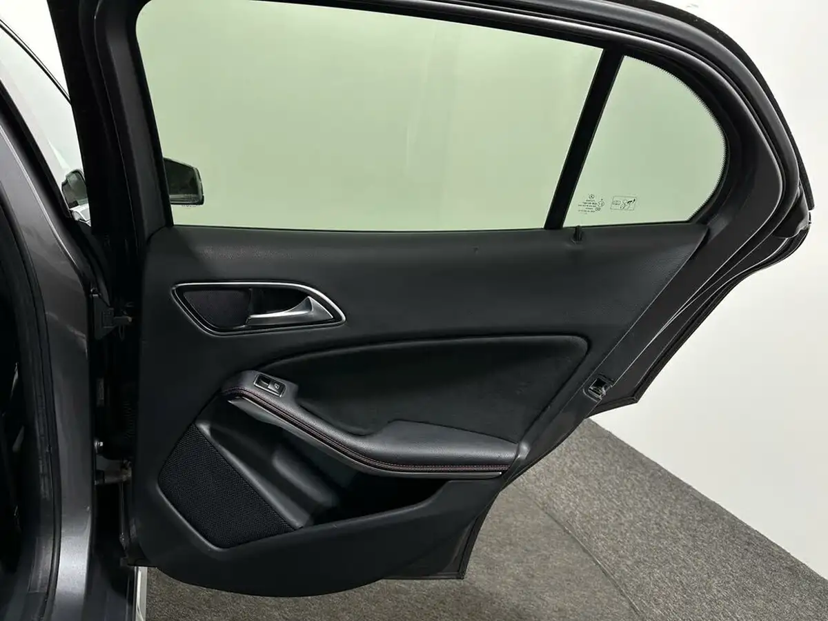 2015-mercedes-benz-gla-class-21d-gla-200d-amg-line-ss-big-40
