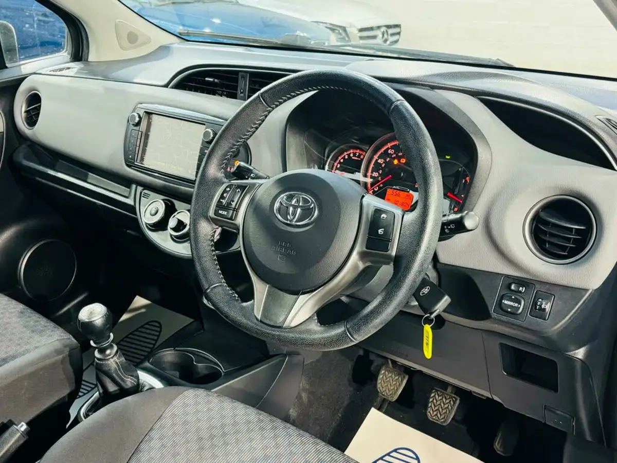 2015-toyota-yaris-133-icon-vvt-i-5d-big-9
