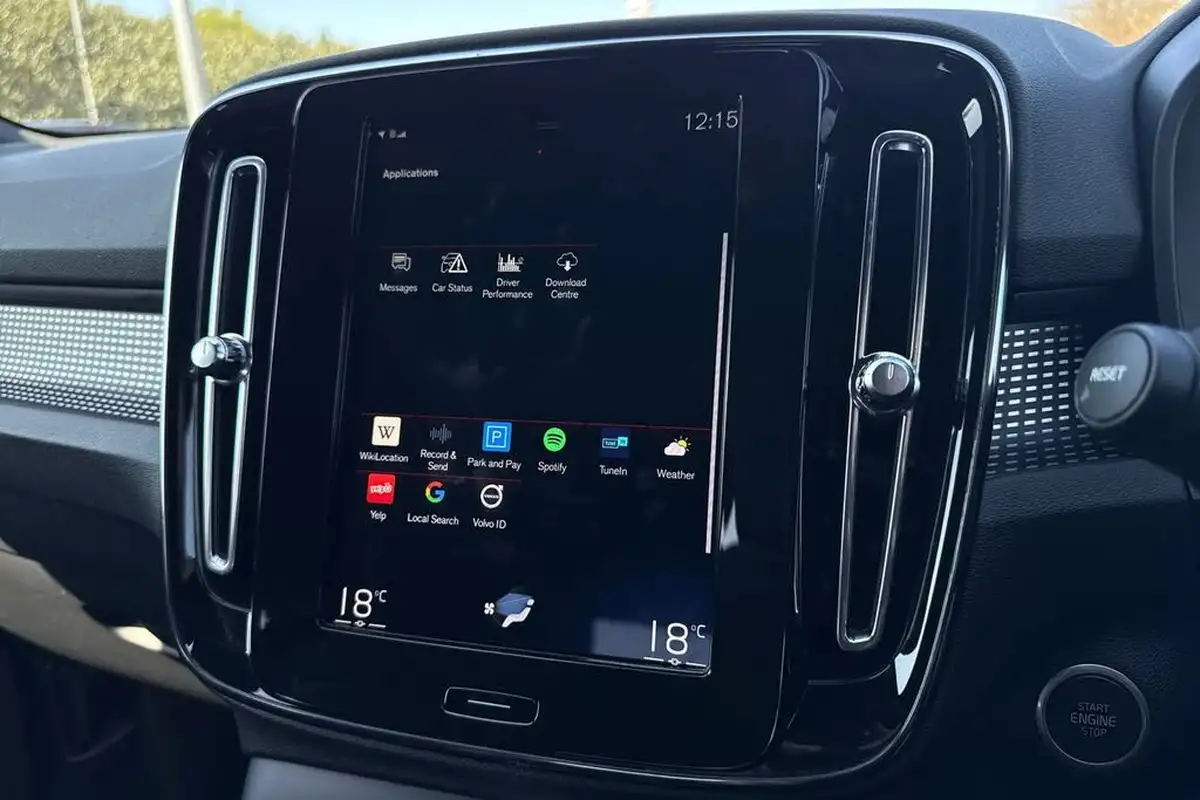 2020-volvo-xc40-15-t3-r-design-big-49
