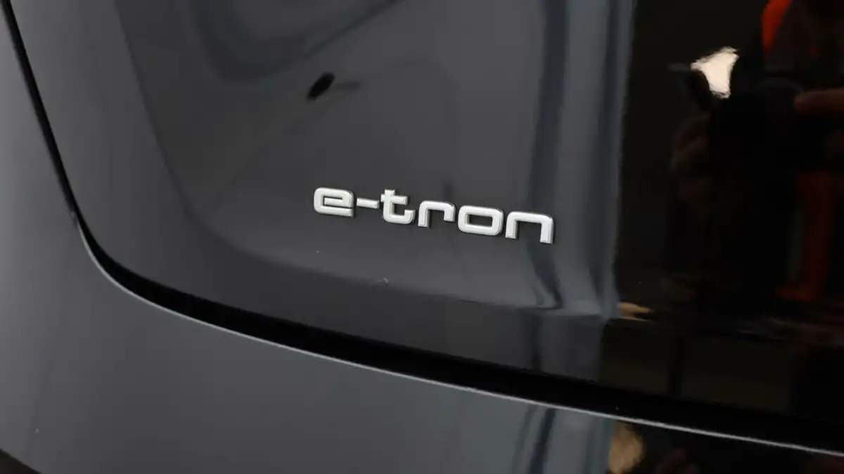 2021-audi-e-tron-50e-black-edition-station-wagon-big-12