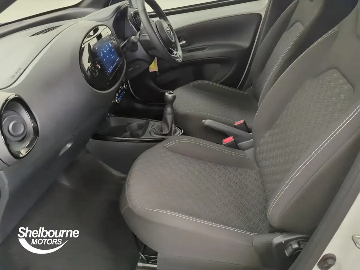 2024-toyota-aygo-x-10-vvt-i-edge-big-8
