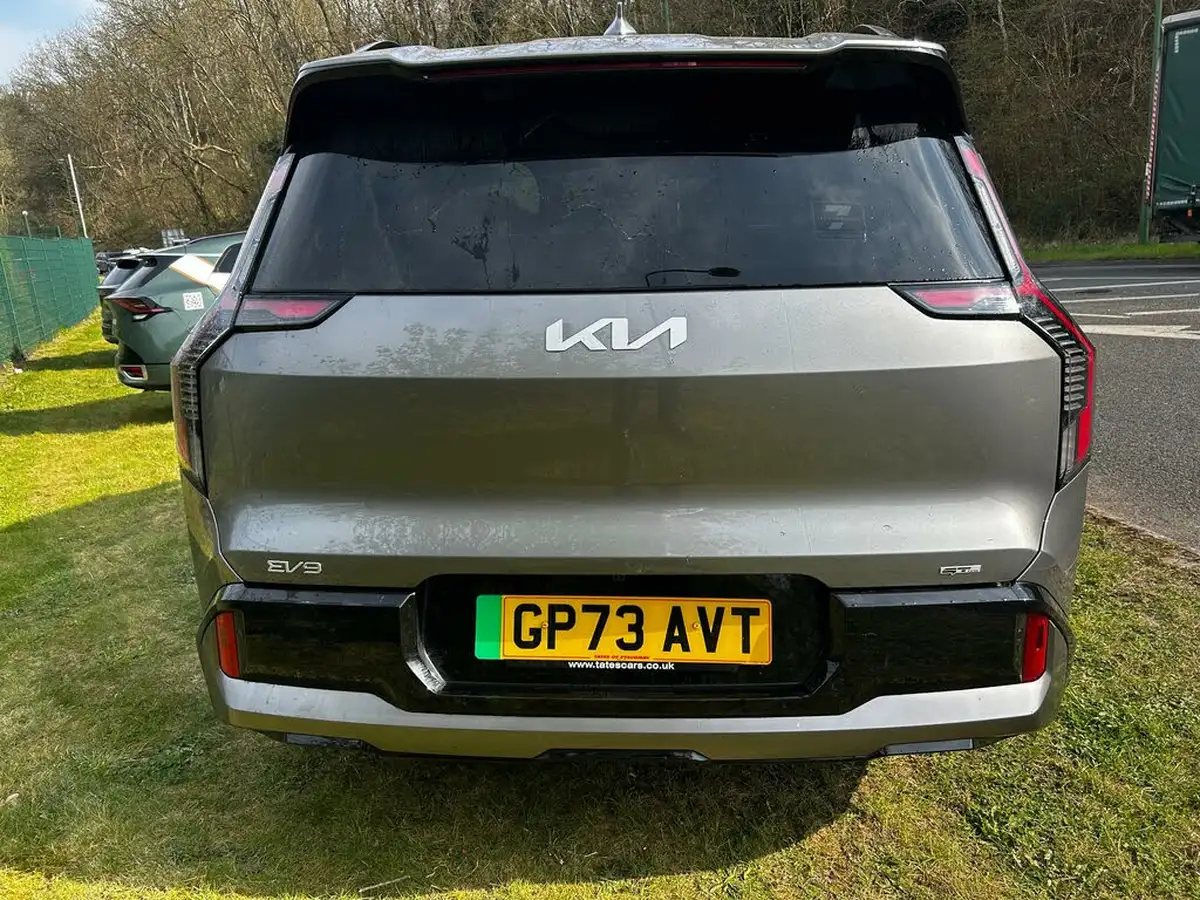 2024-kia-ev9-e-gt-line-s-7-big-3