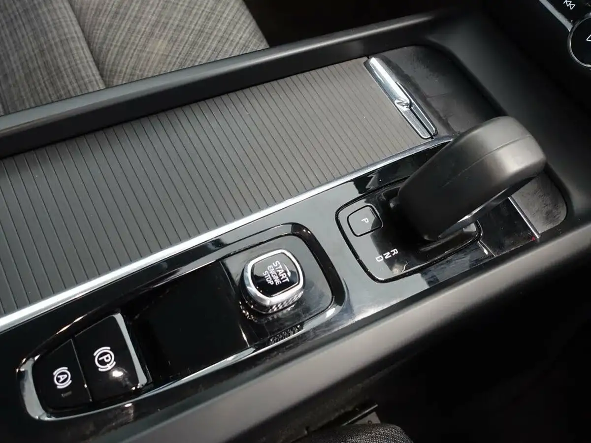 2021-volvo-v60-20-b3-momentum-161bhp-big-22