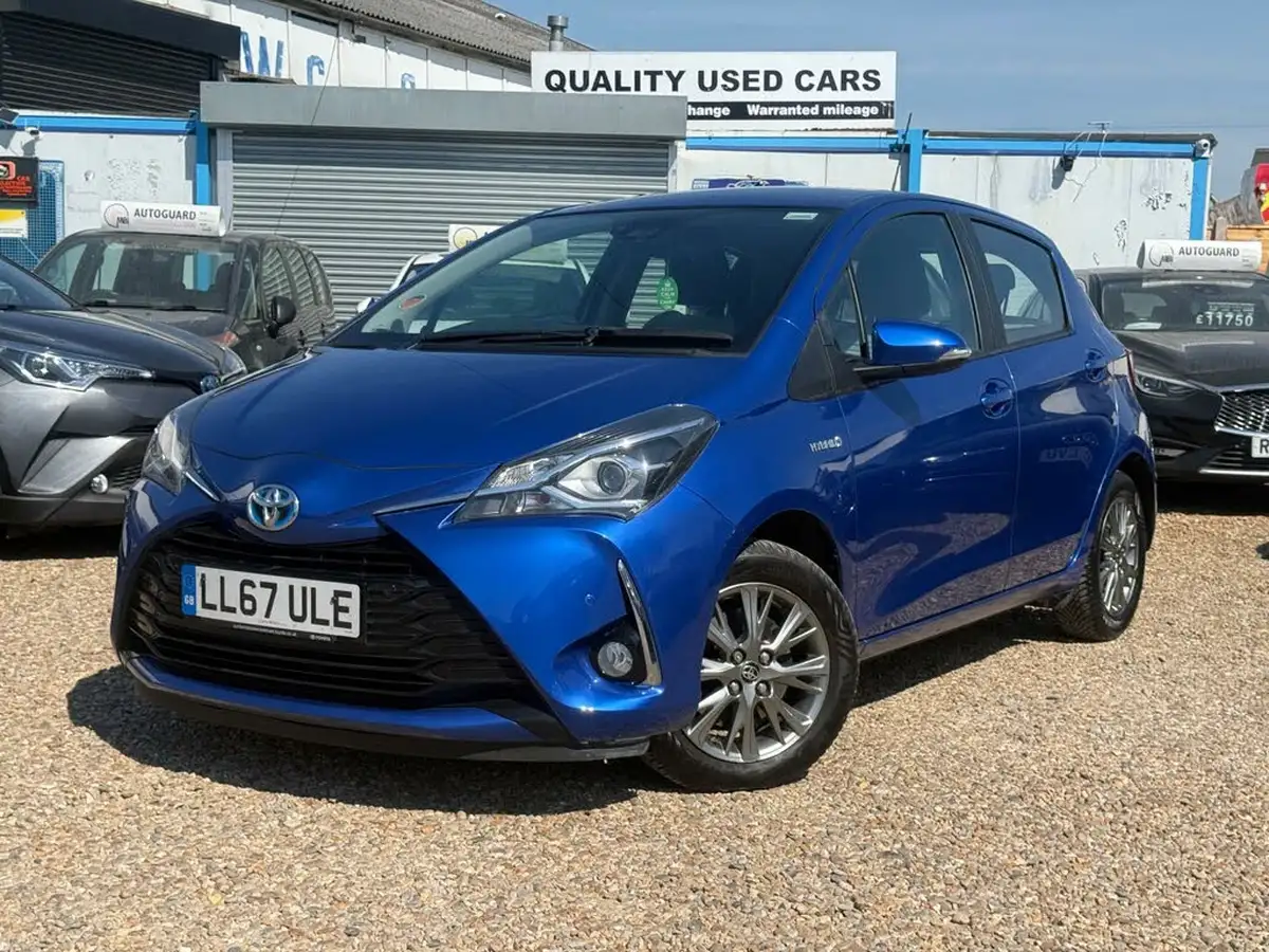 2017-toyota-yaris-15-vvt-i-icon-navi-hybrid-big-0