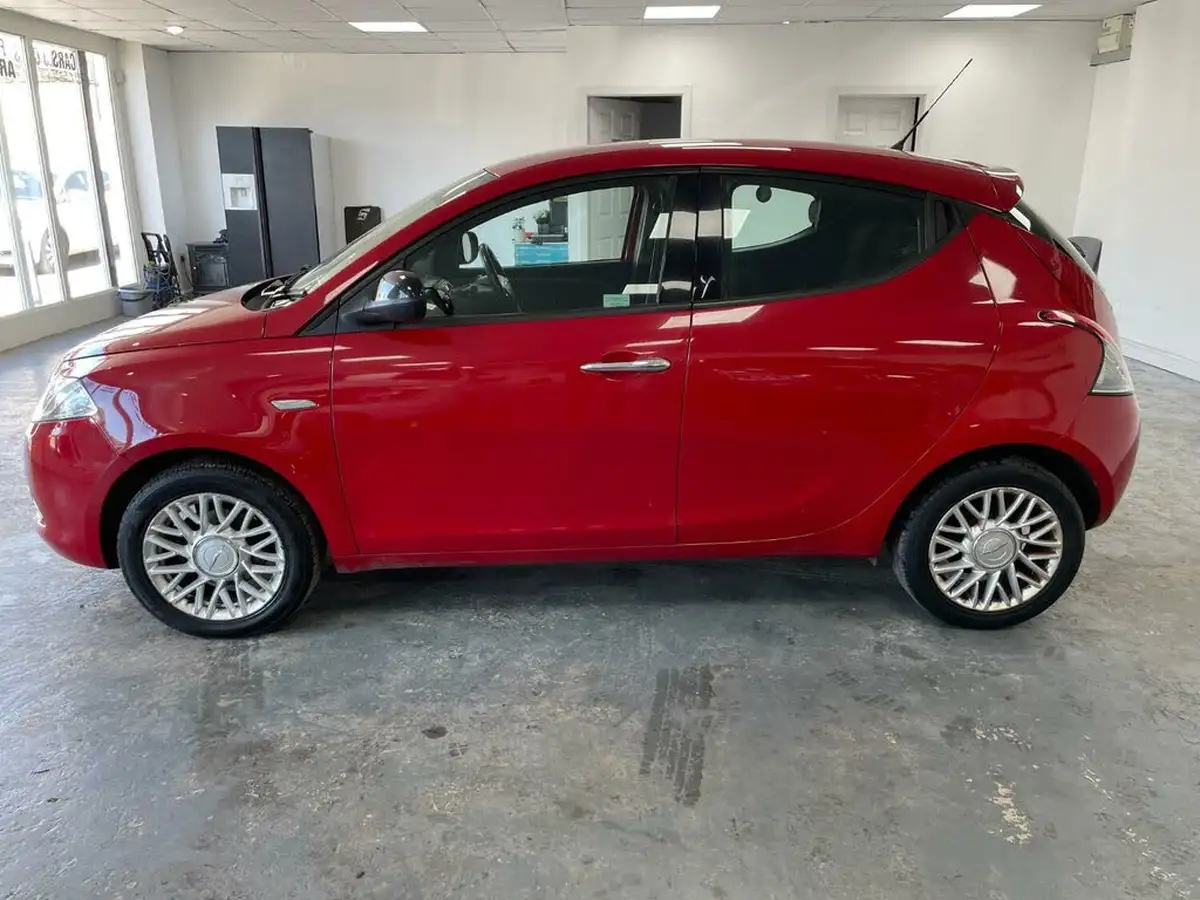 2013-chrysler-ypsilon-12-se-big-1