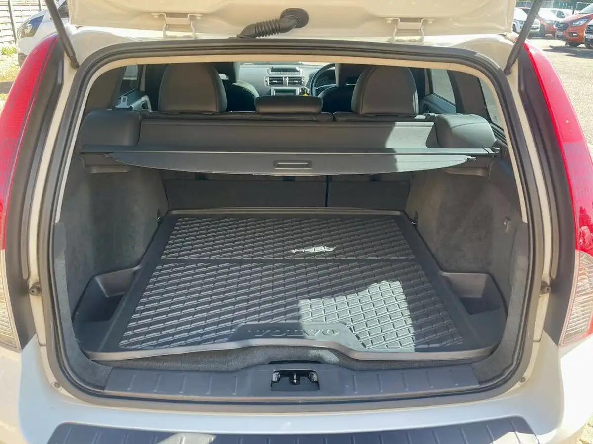 2011-volvo-v50-big-50