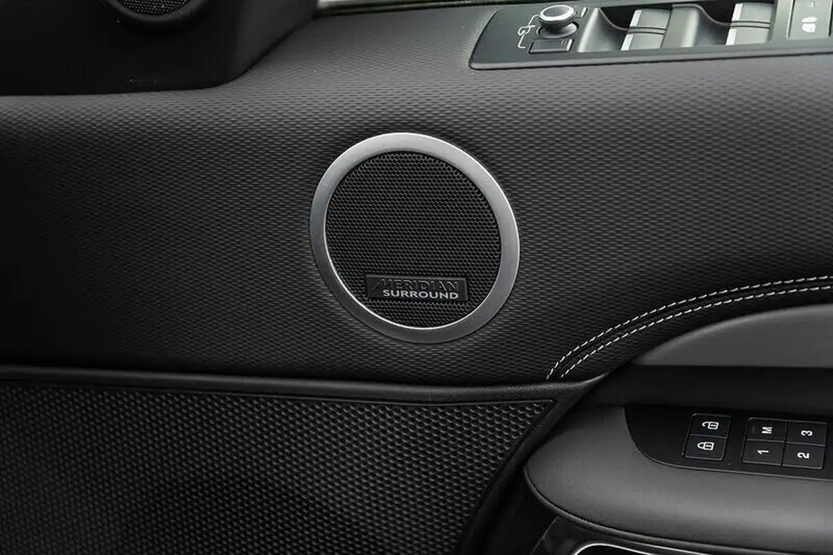 2021-land-rover-discovery-30-d300-r-dynamic-hse-big-15