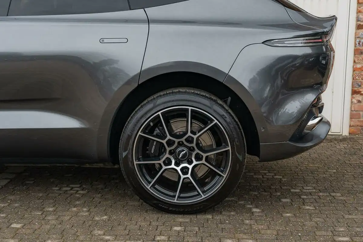 2020-aston-martin-dbx-40-v8-big-12