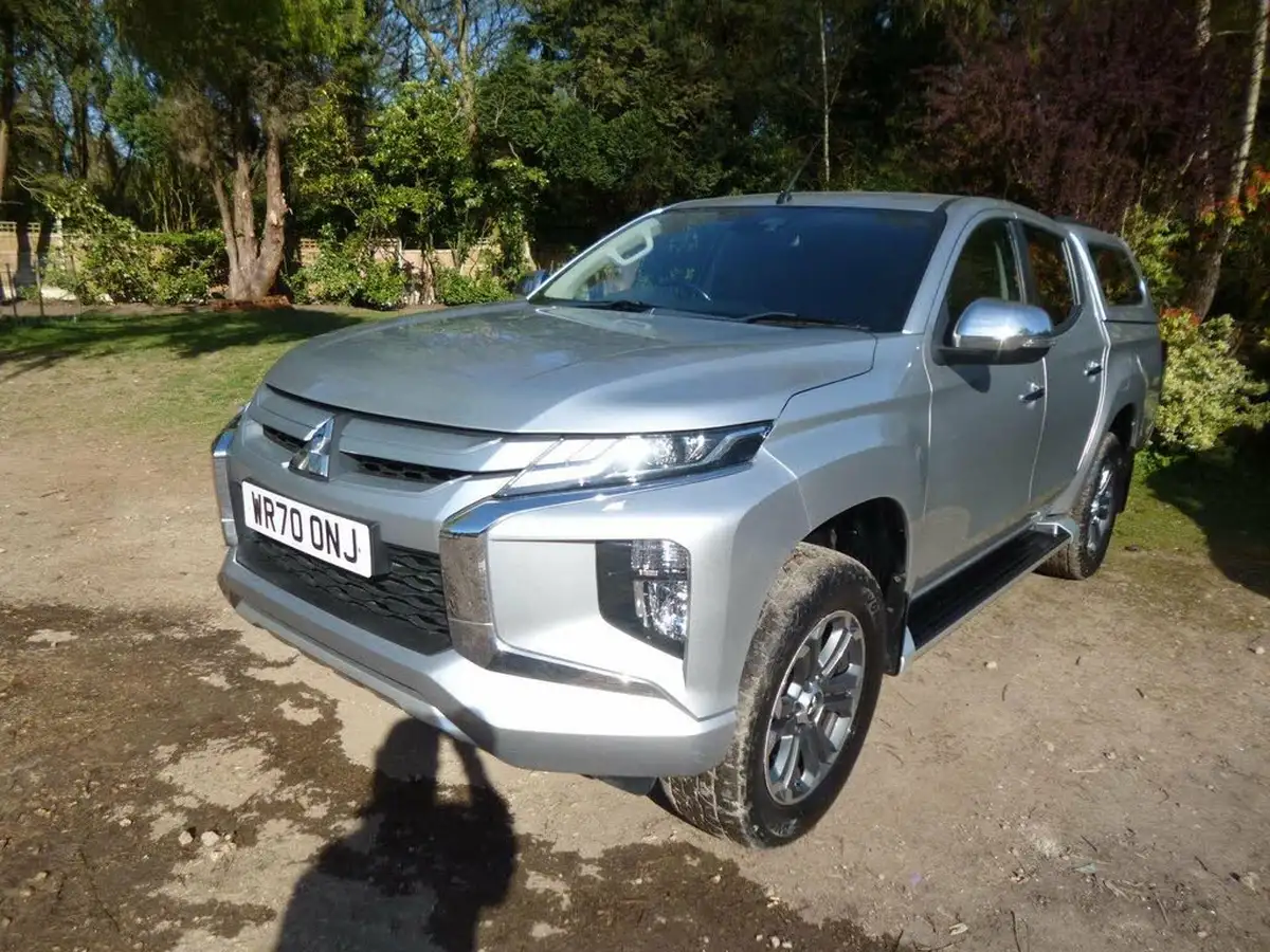 2020-mitsubishi-l200-22di-d-barbarian-auto-big-1