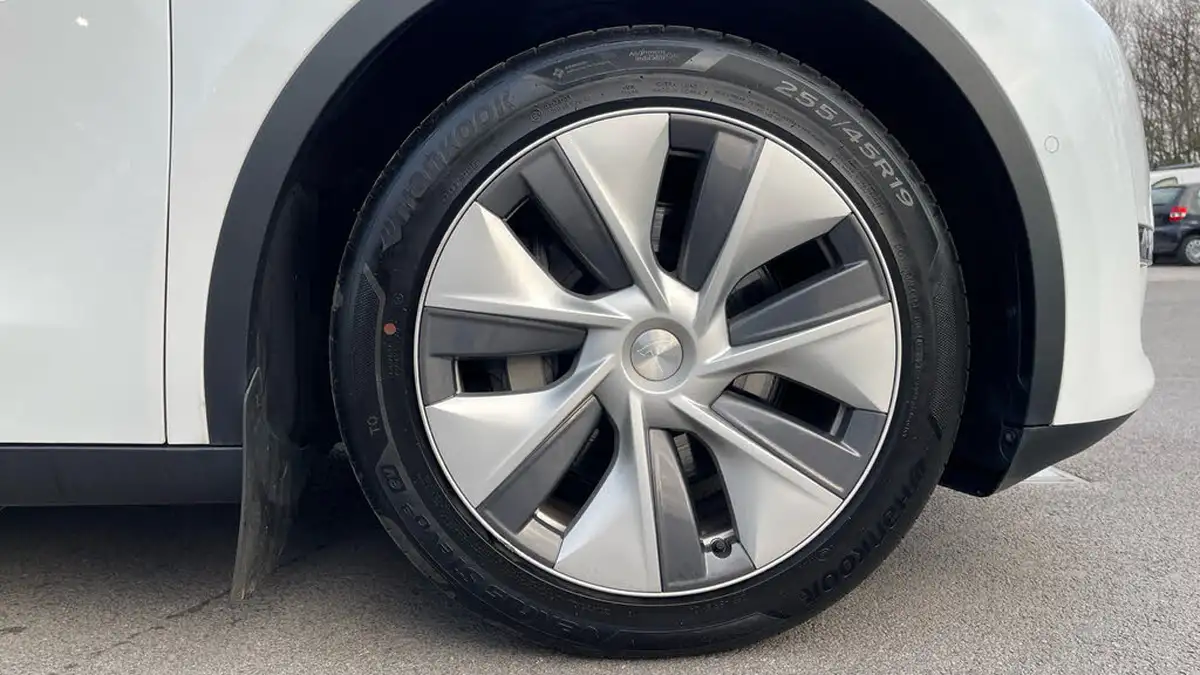 2022-tesla-model-y-e-long-range-big-19