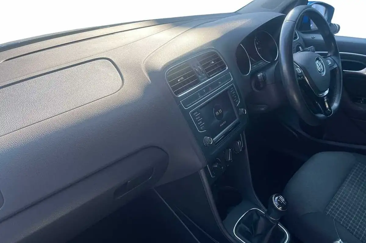 2016-volkswagen-polo-12-tsi-match-5d-big-1