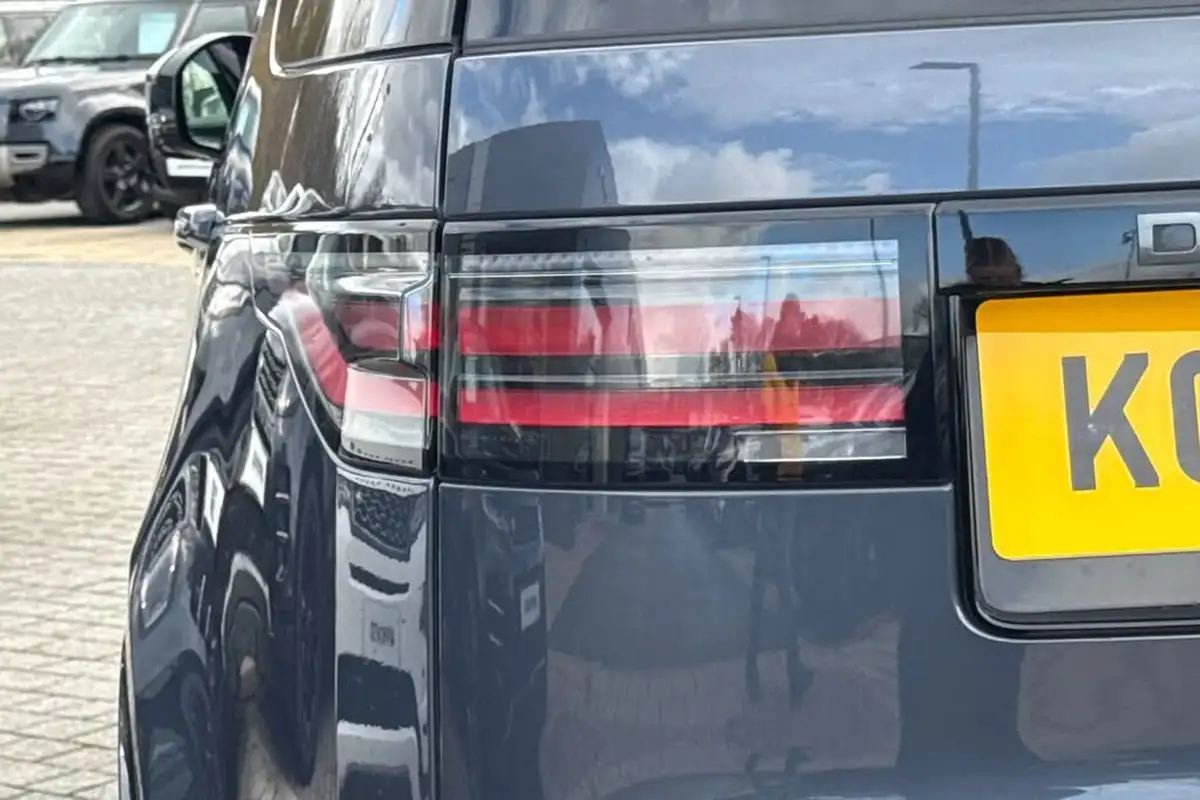 2024-land-rover-discovery-30-d300-dynamic-hse-big-26