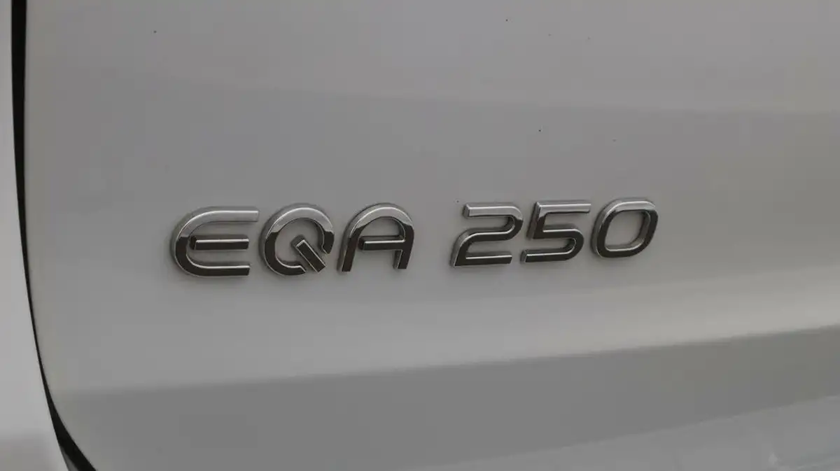 2022-mercedes-benz-eqa-e-eqa-250-amg-line-big-21